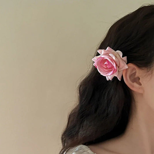 La PINCE A CHEVEUX | RoseFlower™ - Rose sublimant les cheveux au vent d'une jeune dame