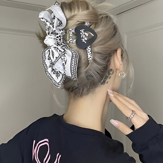PINCE CHEVEUX | FondBandanaâą variant cĆur en action sur une coiffure banane
