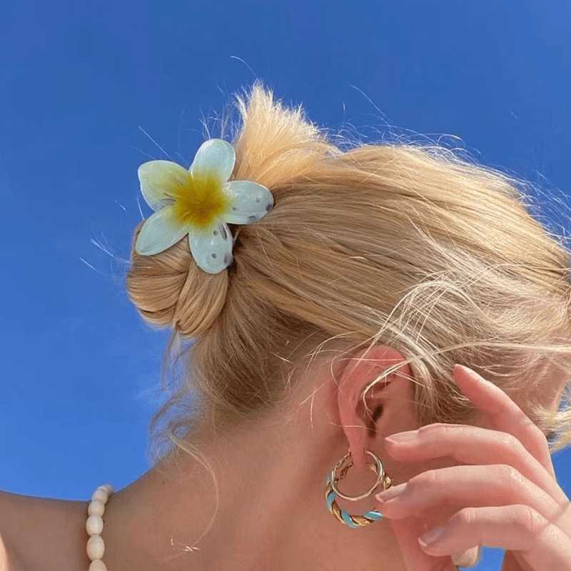 PINCE CHEVEUX | VERRE D'HIBISCUS - variante bleu en action sur les cheveux d'une femme