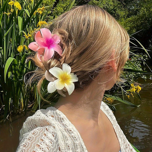 Pince cheveux verre d'hibiscus variante rose-jaune en action dans les cheveux d'une femme dans la pirogue