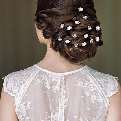 BIJOUX CHEVEUX MARIAGE | MARIPERLE™ FLEUR tenant en place le chignon d'une mariée