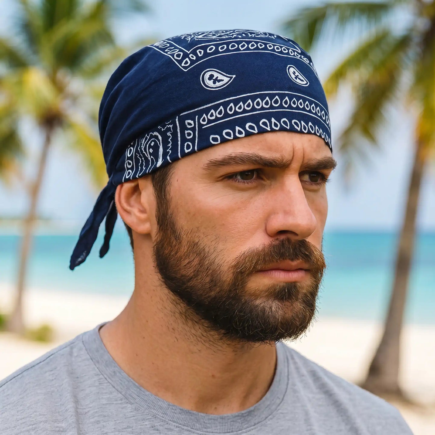 Durag Bandana, courte queue bleu,en coton sur la tete d'un homme blanc, dans la foret