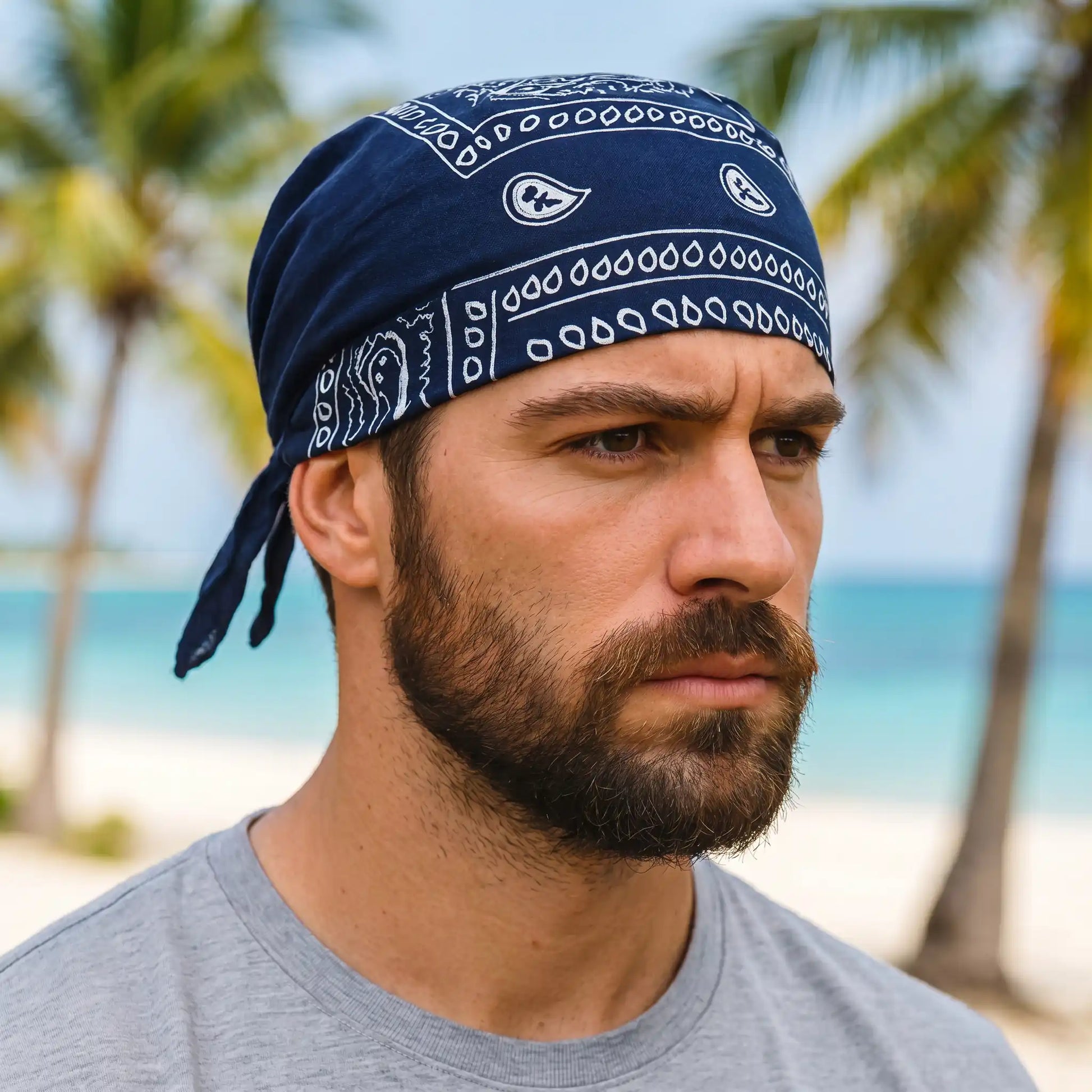 Durag Bandana, courte queue bleu,en coton sur la tete d'un homme blanc, dans la foret