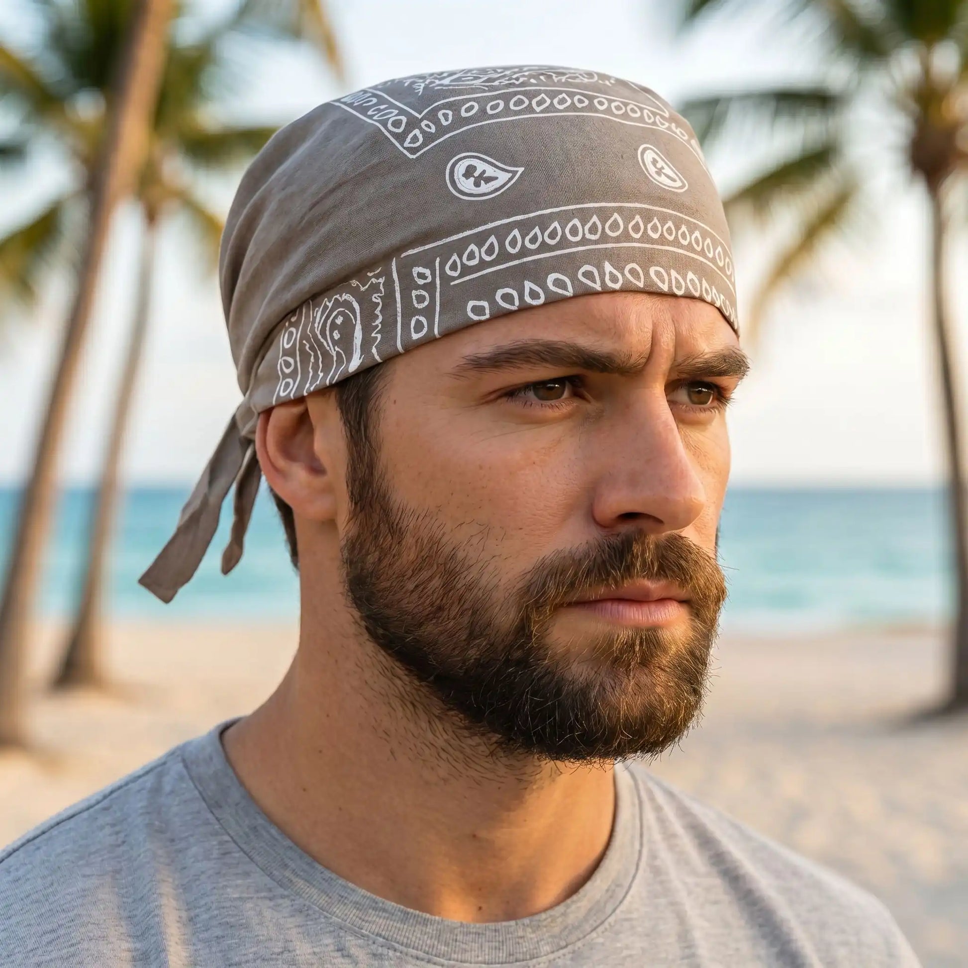 Durag Bandana, courte queue grise en coton, sur la tete d'un homme blanc, dans a la plage