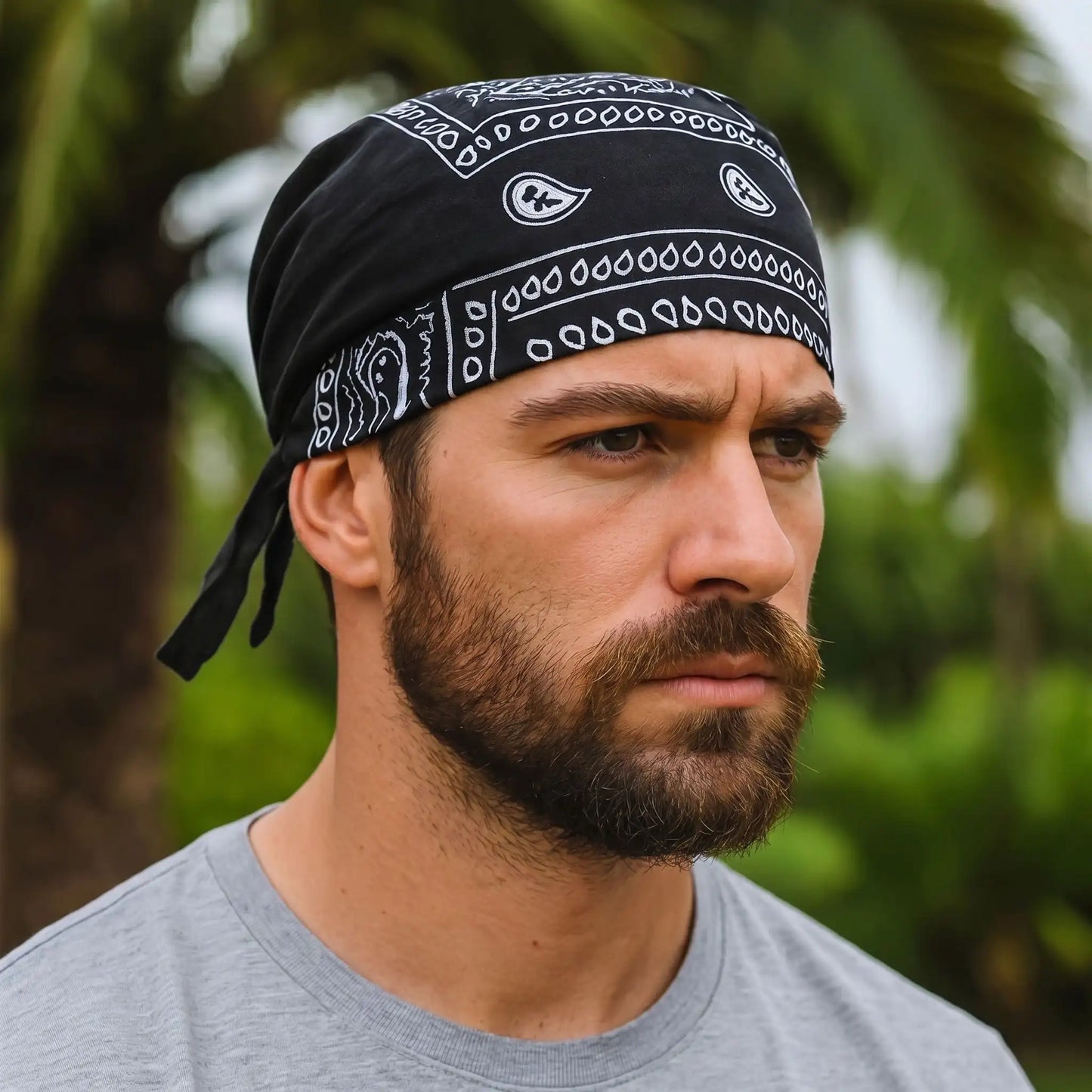 Durag Bandana, courte queue noir,en coton sur la tete d'un homme blanc, dans la foret
