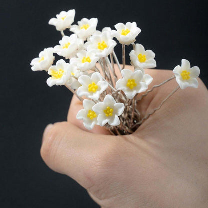 EPINGLE CHEVEUX FLEUR | PinceCristal™ - Fleur Jaune dans une main pour une bonne estimation de sa mesure