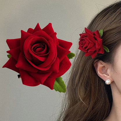 PINCE A CHEVEUX | RoseFlower™ - Rouge en présentation et en action sur les cheveux d'une jeune dame