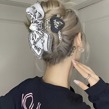 PINCE CHEVEUX | FondBandana™ variant cœur en action sur une coiffure banane
