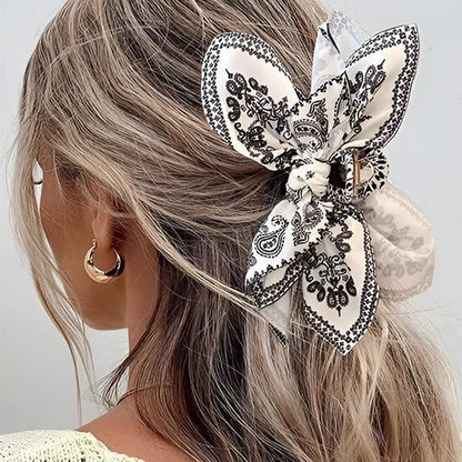 PINCE CHEVEUX | FondBandana™ acajou en cation sur les cheveux d'une femme en demi-queu de cheval