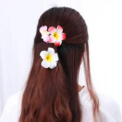 Pince pour Cheveux HawaiianFlower™ en action sur les cheveux d'une dame en demi-queu de cheval.