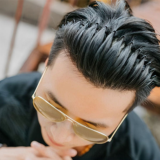 SERRE TETE POUR HOMME tenir cheveux en lunette et en tenue casuelle en place