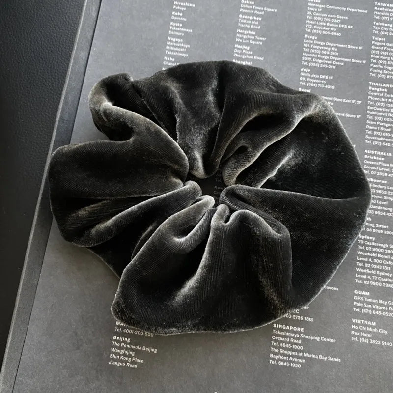 Chouchou cheveux Scrunchie en Velours de Soie | Douceur PremiumCheveux ponpon