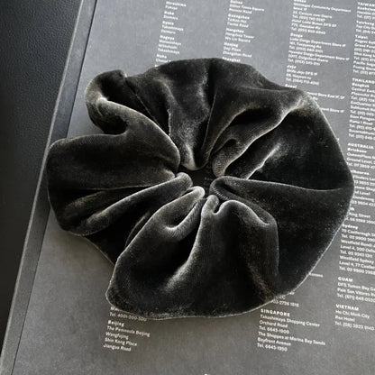 Chouchou cheveux Scrunchie en Velours de Soie | Douceur PremiumCheveux ponpon