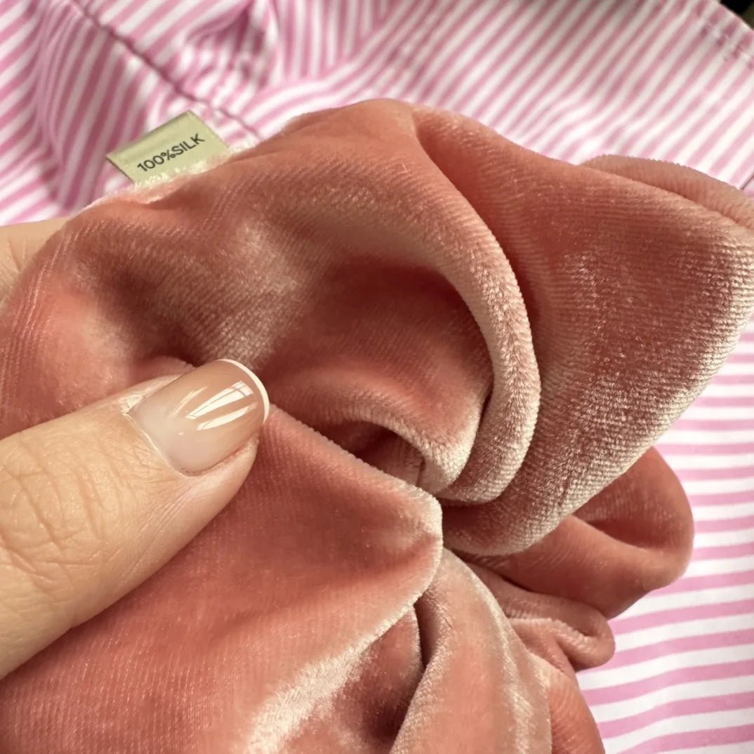 Chouchou cheveux Scrunchie en Velours de Soie | Douceur PremiumCheveux ponpon