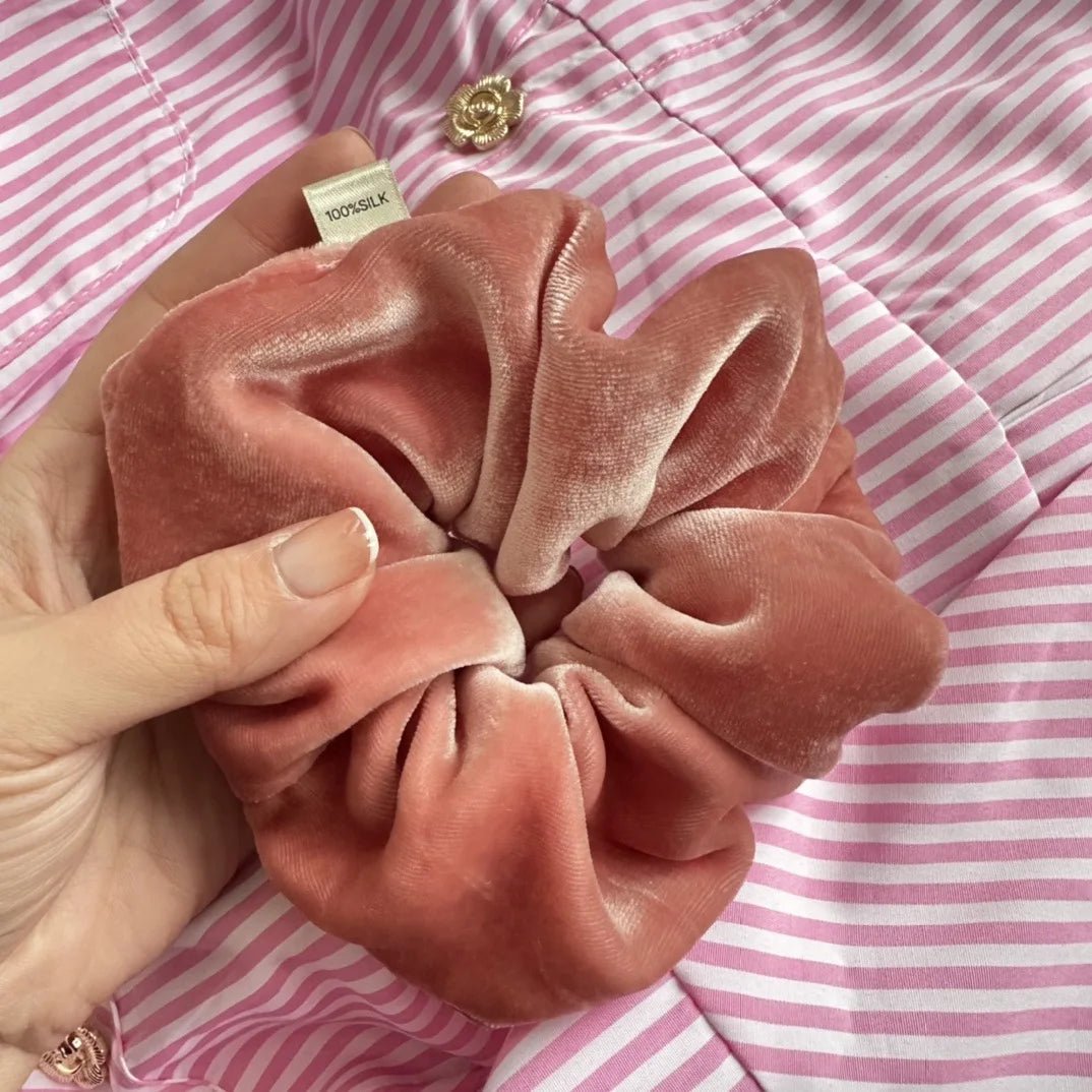 Chouchou cheveux Scrunchie en Velours de Soie | Douceur PremiumCheveux ponpon