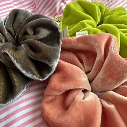 Chouchou cheveux Scrunchie en Velours de Soie | Douceur PremiumCheveux ponpon