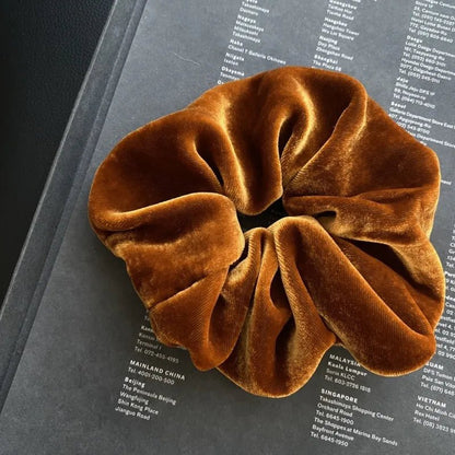 Chouchou cheveux Scrunchie en Velours de Soie | Douceur PremiumCheveux ponpon