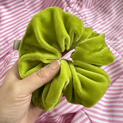 Chouchou cheveux Scrunchie en Velours de Soie | Douceur PremiumCheveux ponpon