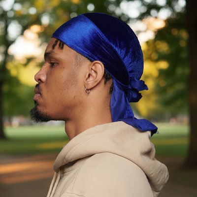 Durag velourd bleu, homme noir, dans le park