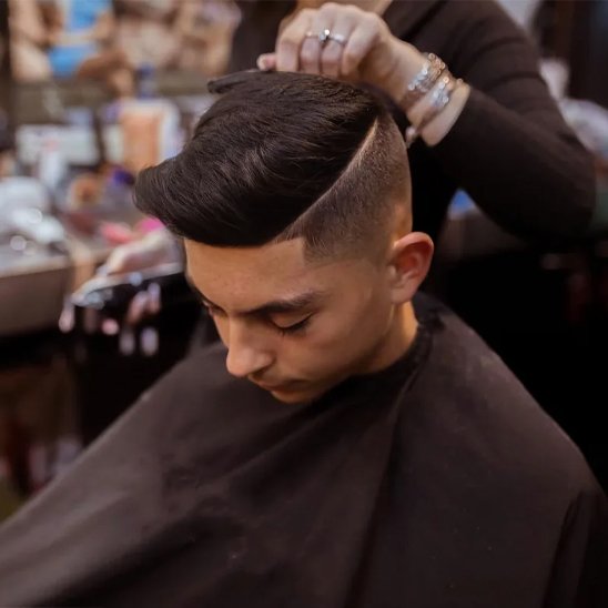 perruque Homme, Postiche homme cheveux naturels, sur la tete d'un homme avec la coupe undercut avec raie