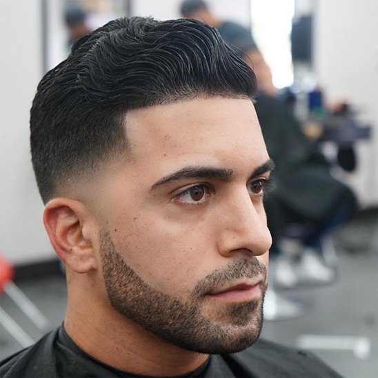 perruque homme, Postiche homme cheveux naturels, un homme dans un salon de coiffure, avec le topper sur sa calvicie 