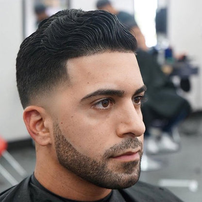 perruque homme, Postiche homme cheveux naturels, un homme dans un salon de coiffure, avec le topper sur sa calvicie 