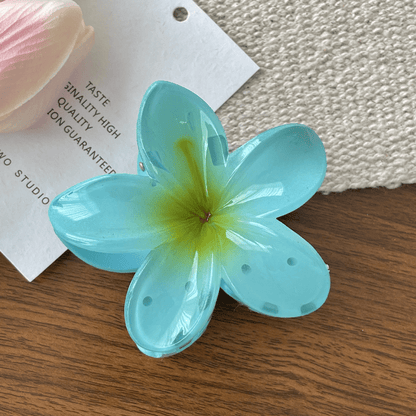 PINCE CHEVEUX | VERRE D'HIBISCUS - Cheveux ponpon variante bleu sur une table