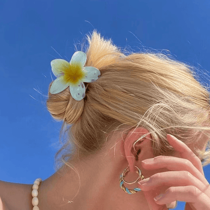 PINCE CHEVEUX | VERRE D'HIBISCUS - variante bleu en action sur les cheveux d'une femme