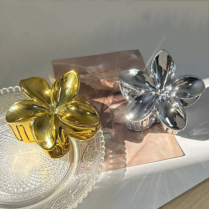 PINCE CHEVEUX | VERRE D'HIBISCUS - variante or argent sur une table