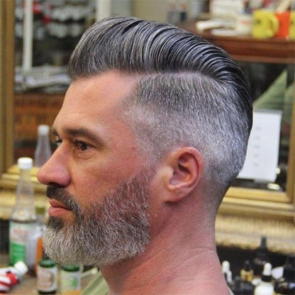 Postiche Calvitie homme , sur la tete d'un homme mature dans un salon de coiffure .