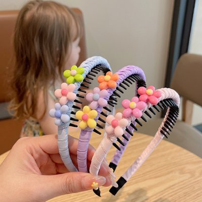 Serre tete fillette, presenté à une petite fille avec les cheveux non coiffés